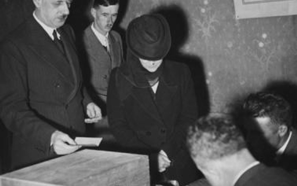 Charles de Gaulle (z lewej) traktował rozpisane przez siebie referenda jak plebiscyt