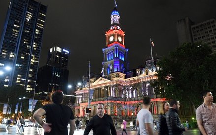 Również oświetlenie ratusza w Sydney wskazywało na solidarność z Francuzami dotkniętymi tragedią.