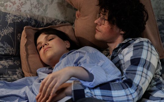 Zuzanna Bernat w roli Wandy i Tomasz Ziętek jako Piotr w spektaklu "Rodzice" w reż. Michała Grzybows