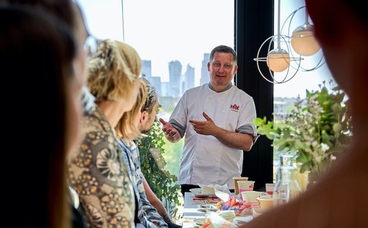 Jonas Mårtensson pracuje nie tylko w laboratorium czy w kuchni. Częścią jego pracy są także prezenta