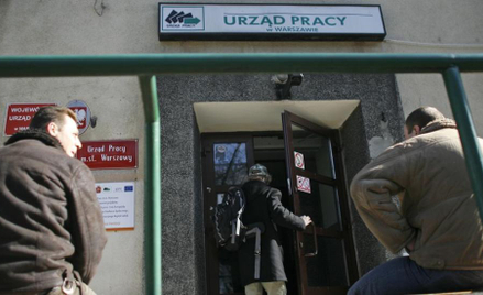 Więcej ofert pracy i... bezrobotnych