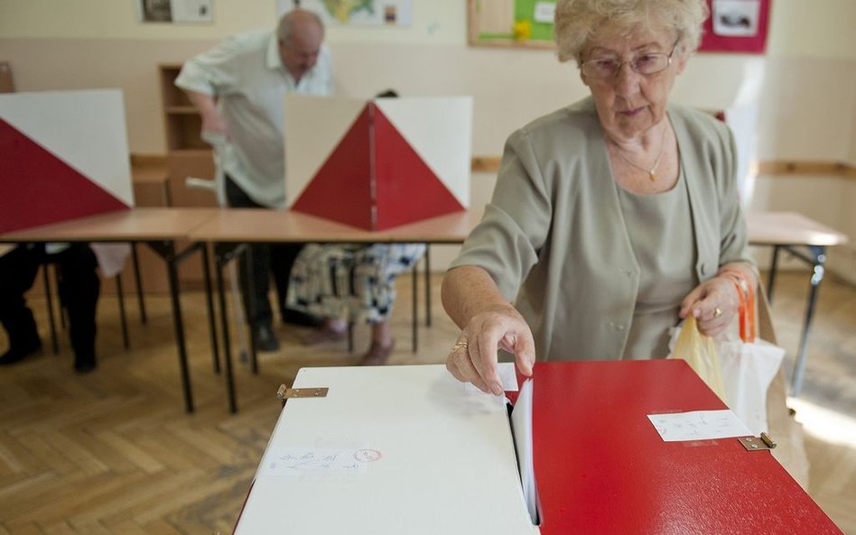 Sondaż CBOS: PiS traci. Przewaga nad PO nadal ogromna