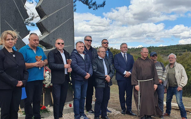 Spotkanie bliskich ofiar katastrofy lotniczej przy pomniku znajdującym się w Bułgarii