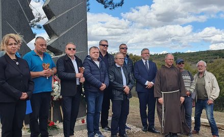 Spotkanie bliskich ofiar katastrofy lotniczej przy pomniku znajdującym się w Bułgarii