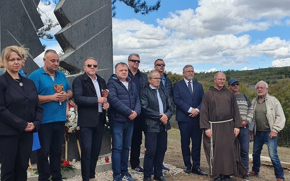 Spotkanie bliskich ofiar katastrofy lotniczej przy pomniku znajdującym się w Bułgarii