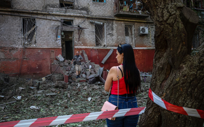 Kobieta przed uszkodzonym w wyniku ostrzału budynkiem w Kramatorsku (obwód doniecki), fot. z 31 sier