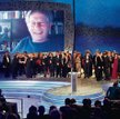 Zadowolony i szczęśliwy Roman Polański rozmawiał z uczestnikami festiwalu za pomocą telebimu