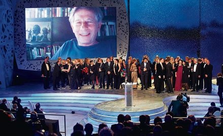 Zadowolony i szczęśliwy Roman Polański rozmawiał z uczestnikami festiwalu za pomocą telebimu