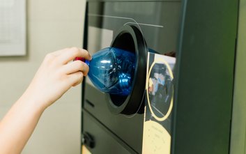 Przy zbiórce automatycznej recyklomat zazwyczaj wyda bon, który będzie można zrealizować w kasie skl