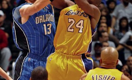 Marcin Gortat i Kobe Bryant w walce o piłkę podczas meczu sezonu zasadniczego