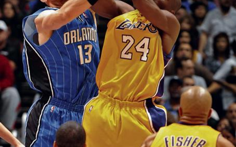 Marcin Gortat i Kobe Bryant w walce o piłkę podczas meczu sezonu zasadniczego