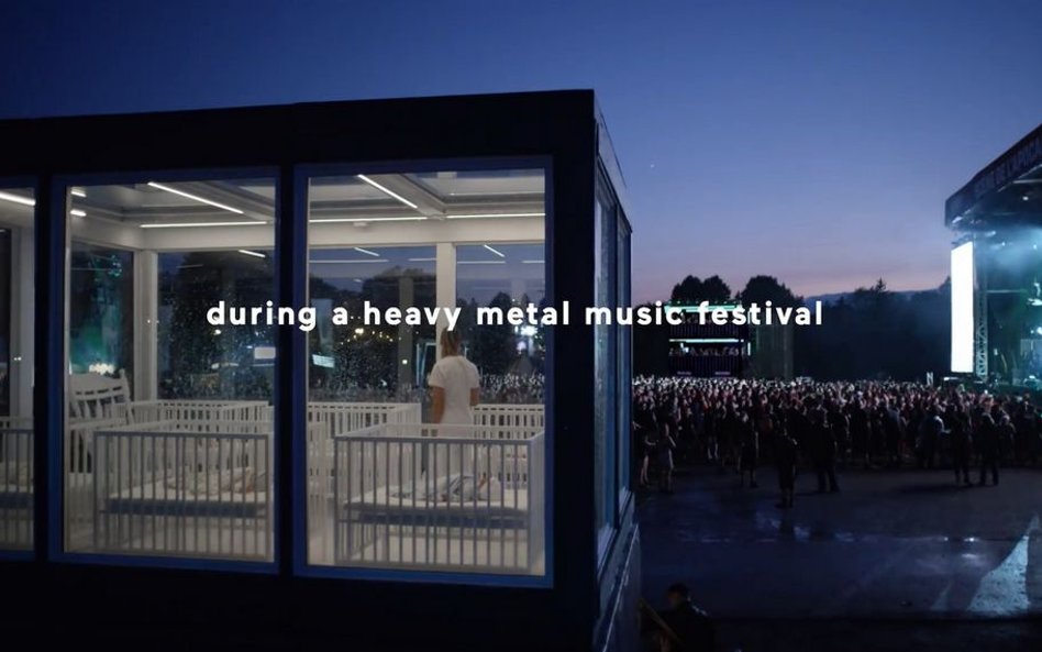 Ustawili pokój ze śpiącymi niemowlętami na festiwalu heavy metalowym