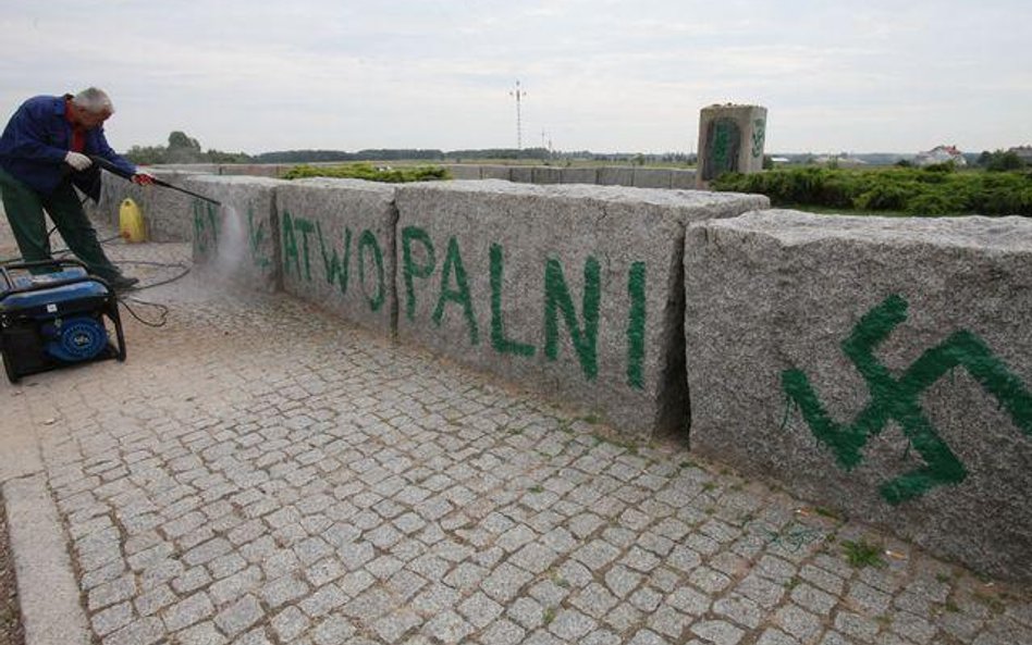 Pomnik w Jedwabnem, na którym wymalowano rasistowskie hasła, został odsłonięty w 60. rocznicę pogrom