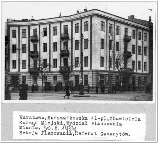 Kamienica pierwotnie wyróżniała się bogatymi zdobieniami w stylu eklektycznym, które jednak niemal w