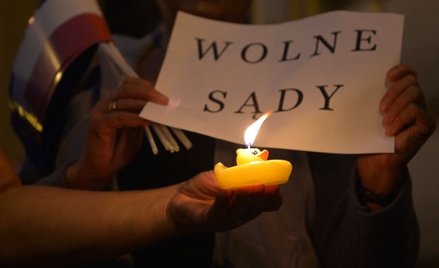 Uczestnicy protestu zorganizowanego przed Sądem Rejonowym w Przemyślu, 21 bm. Protestujący wyrażali 