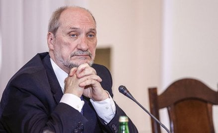 Macierewicz: Prokuratorzy w Smoleńsku a podkomisja nie dostała zaproszenia