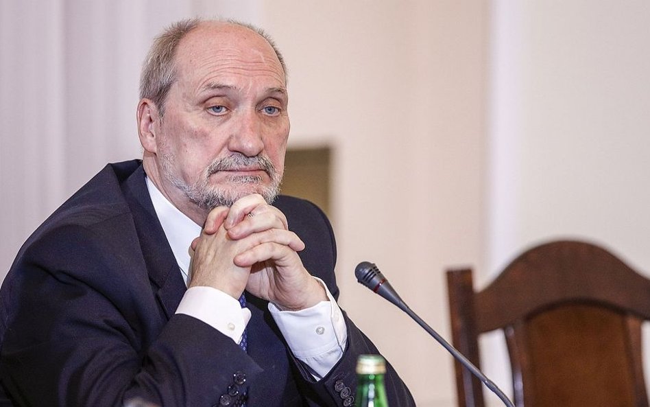 Macierewicz: Prokuratorzy w Smoleńsku a podkomisja nie dostała zaproszenia