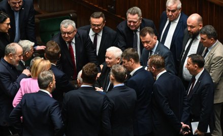 Nowy sondaż partyjny: PiS traci. Nie widać „efektu Czarnka”