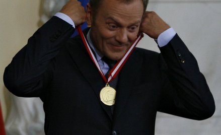 Premier to przystojniak, który dużo mówi, mało robi - wynika z sondażu CBOS