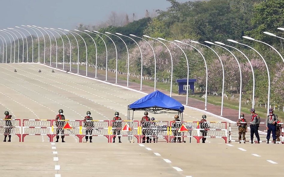 Wojsko blokuje dojazd do parlamentu w stolicy kraju Naypyidaw