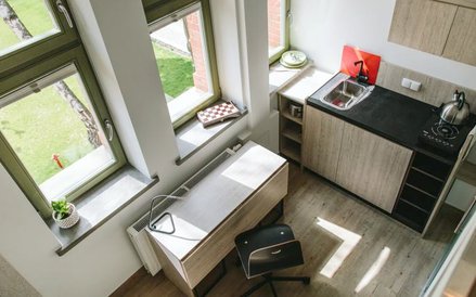Clipsterzy mają do dyspozycji mikroapartamenty z kuchnią, łazienką, biurkiem i łóżkiem na antresoli.