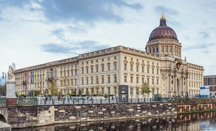 Tygodnik „Der Spiegel” komentował, że odbudowa berlińskiego Zamku Miejskiego (na zdjęciu), „w którym