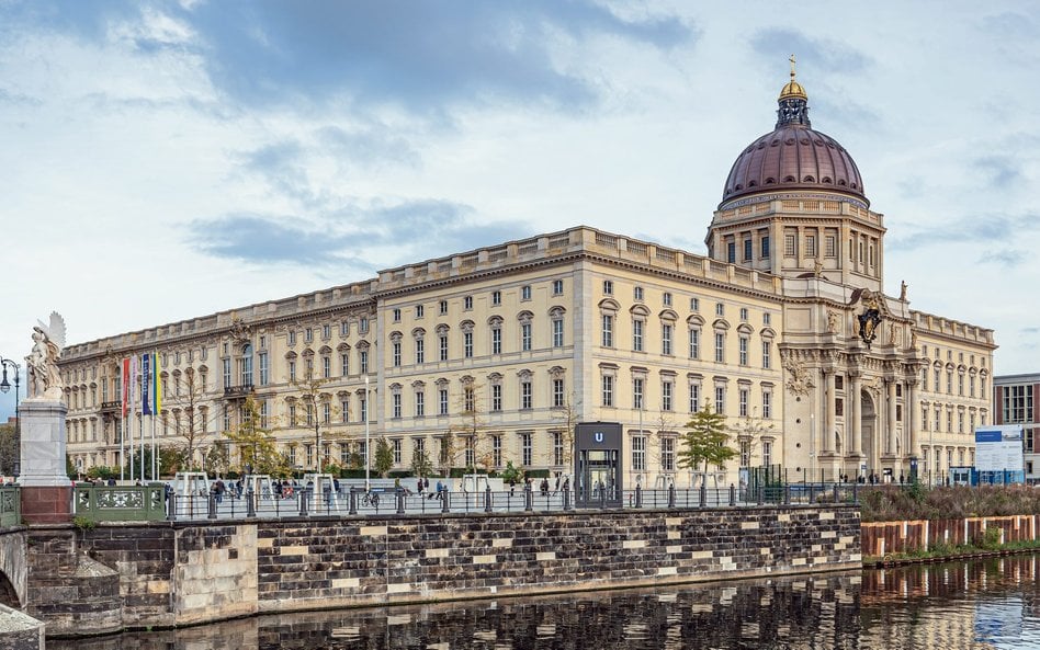 Tygodnik „Der Spiegel” komentował, że odbudowa berlińskiego Zamku Miejskiego (na zdjęciu), „w którym