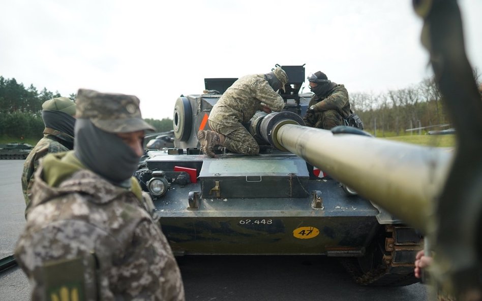 Ukraińscy żołnierze podczas szkolenia na czołgu Leopard 1A5.