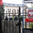 Policja przed budynkiem Trybunału Konstytucyjnego w Warszawie