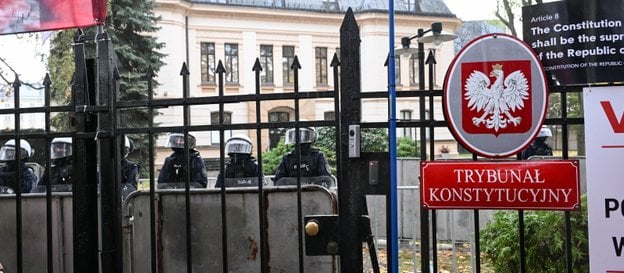 Policja przed budynkiem Trybunału Konstytucyjnego w Warszawie