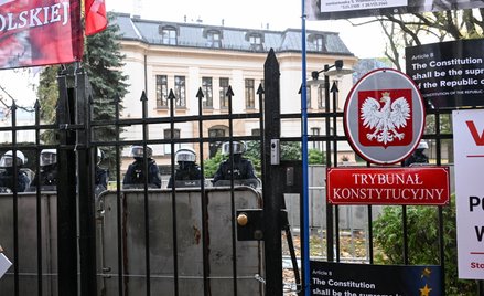Policja przed budynkiem Trybunału Konstytucyjnego w Warszawie