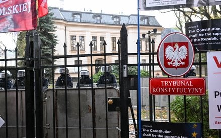 Policja przed budynkiem Trybunału Konstytucyjnego w Warszawie