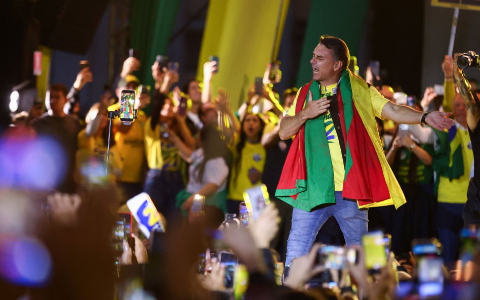 Flavio Bolsonaro prowadzi w sondażu przed II turą wyborów prezydenckich