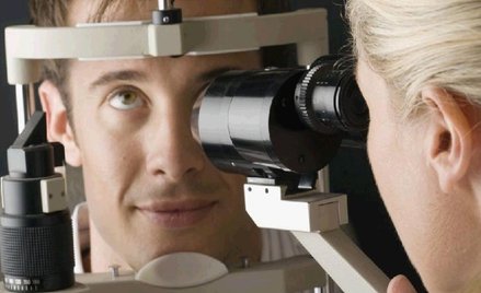 Z częścią problemów, z którymi pacjenci trafiają dziś do okulisty, poradziliby sobie lekarze pierwsz