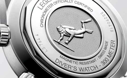 Dekiel zegarka ozdabia wizerunek nurka z akwalungiem.