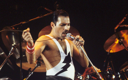 Freddie Mercury podczas koncertu Queen w Londynie, fotografia z 1984 roku