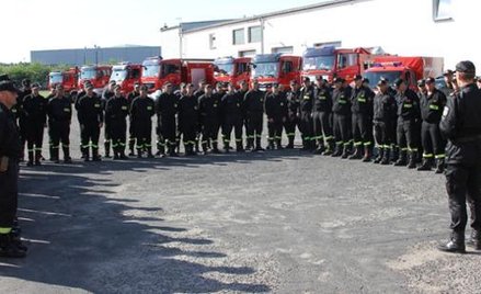 Odprawa wielkopolskich strażaków przed wyjazdem do Grecji. W sumie do tego kraju pojedzie 143 straża