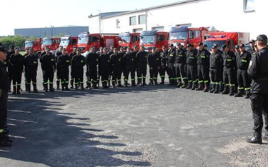 Odprawa wielkopolskich strażaków przed wyjazdem do Grecji. W sumie do tego kraju pojedzie 143 straża