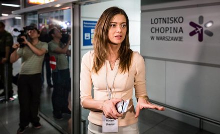 Rodziny z Syrii sprowadzone przez Fundację Estera (na zdjęciu jej prezes Miriam Shaded) wyjeżdżają d