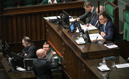 Poseł PiS Mariusz Gosek (L) w dyskusji w marszałkiem Sejmu Szymonem Hołownią (P) na sali plenarnej
