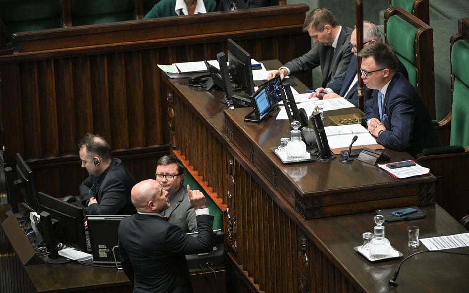 Poseł PiS Mariusz Gosek (L) w dyskusji w marszałkiem Sejmu Szymonem Hołownią (P) na sali plenarnej