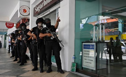 Filipiny: Zakładnicy w centrum handlowym. Napastnik z bronią i granatami