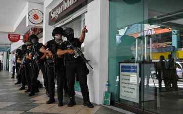 Filipiny: Zakładnicy w centrum handlowym. Napastnik z bronią i granatami