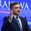 Raport KE: 111 dni na decyzję sądu w Polsce. „Podziękujmy Ziobrze”