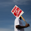 Strajk w fabrykach samochodów, który zagraża reelekcji Joe Bidena