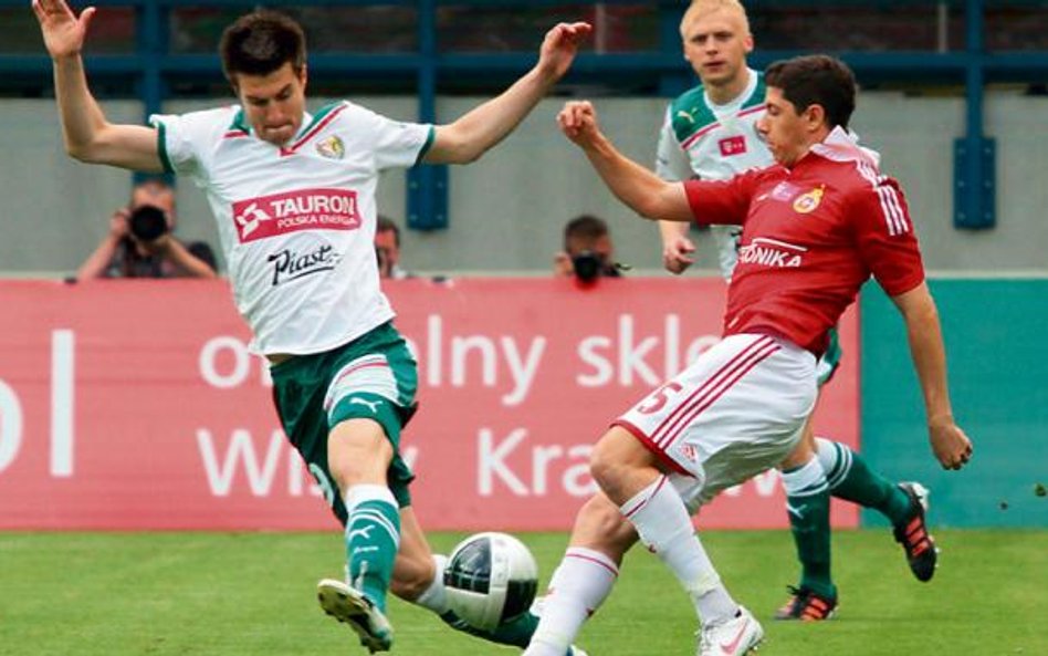 Rok Elsner (z lewej) strzelił w Krakowie jedynego gola. Podawał, jak zwykle, Sebastian Mila