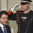 Giuseppe Conte wychodzi ze spotkania z prezydentem Sergio Mattarellą. Już wie, że nie zostanie premi