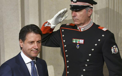 Giuseppe Conte wychodzi ze spotkania z prezydentem Sergio Mattarellą. Już wie, że nie zostanie premi
