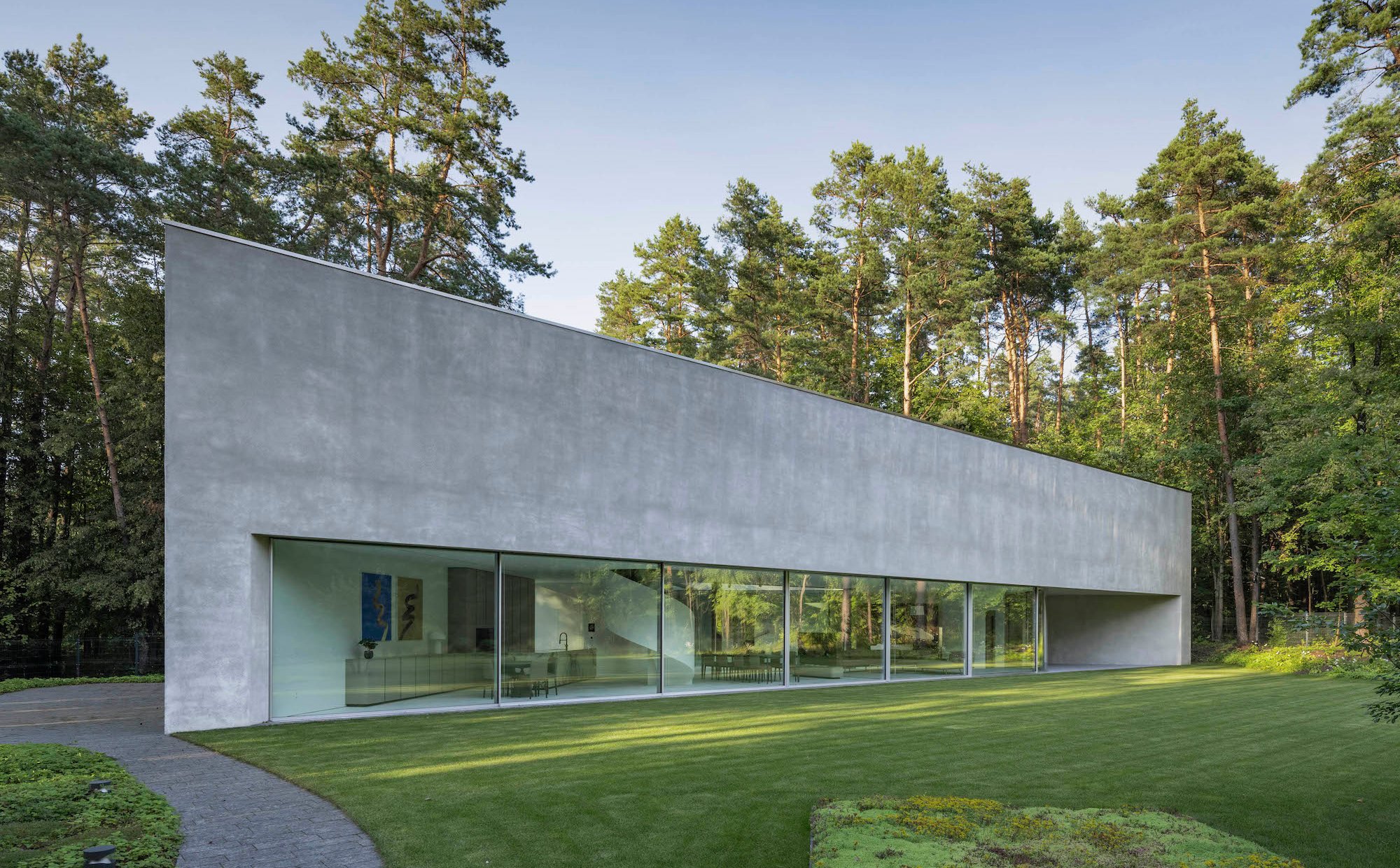 Nowy projekt pracowni KWK Promes. To dom, który wygląda jak przecięty na pół