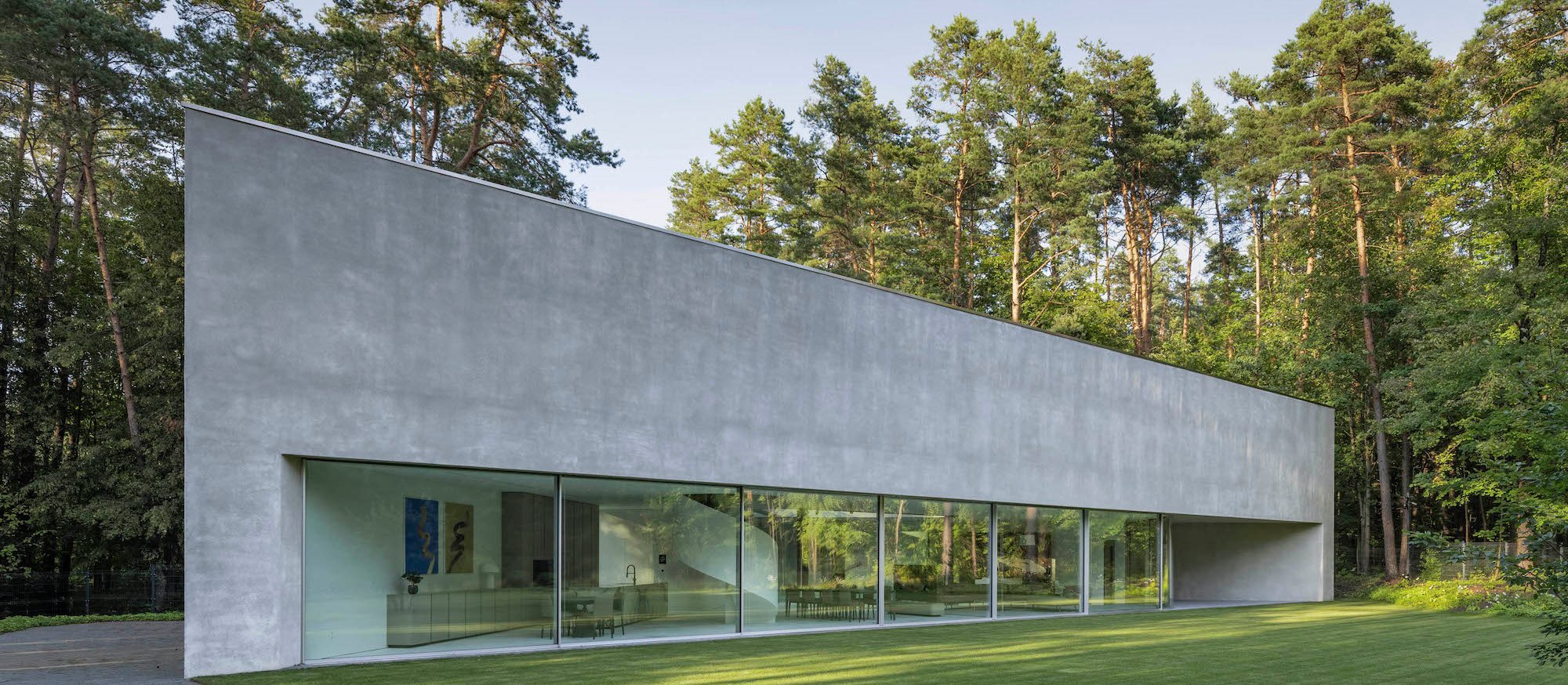 Новый проект студии KWK Promes. Это дом, который выглядит так, будто его разрезали пополам